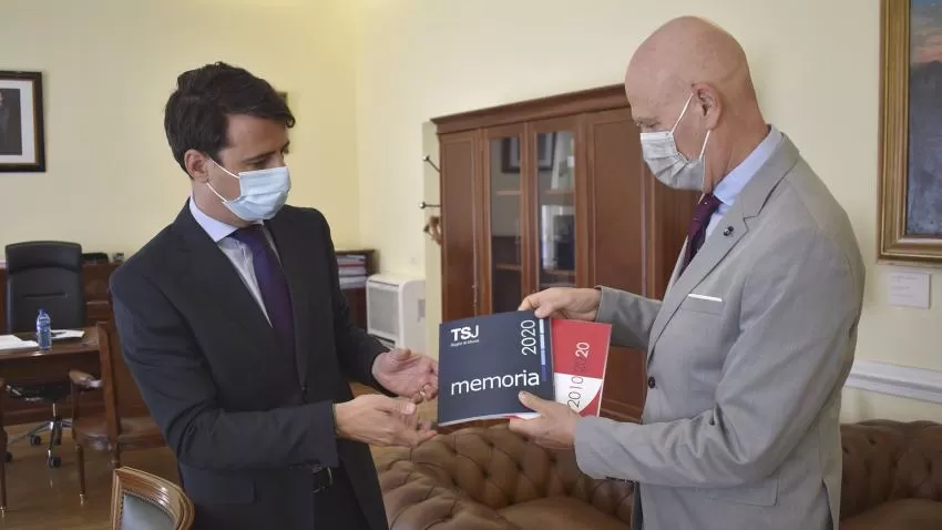 Vargues recibe la memoria del TSJMU y un estudio sobre los 10 años de implantación de la oficina judicial en la Región