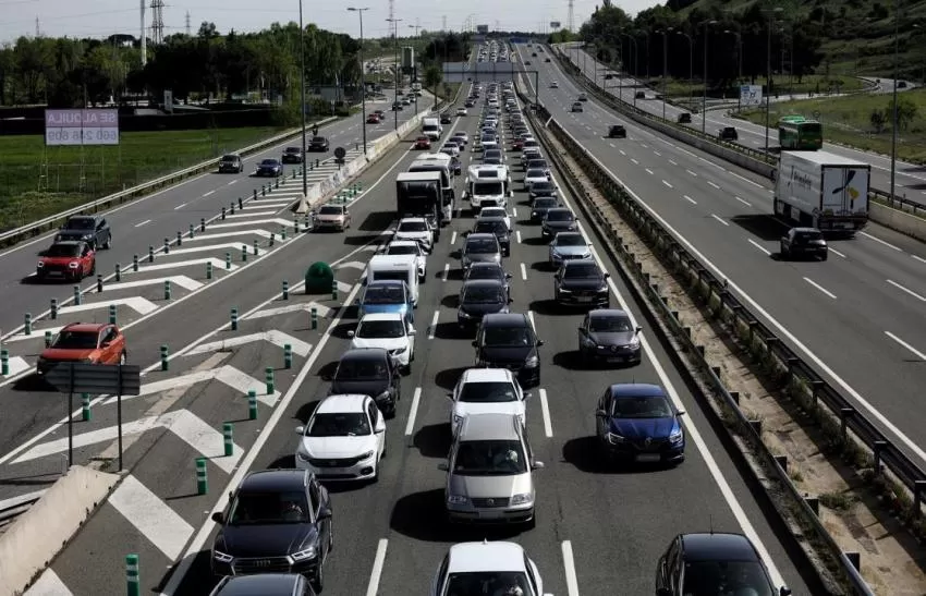 Varios siniestros dificultan el tráfico en distintas carreteras españolas en primeras horas del puente de mayo