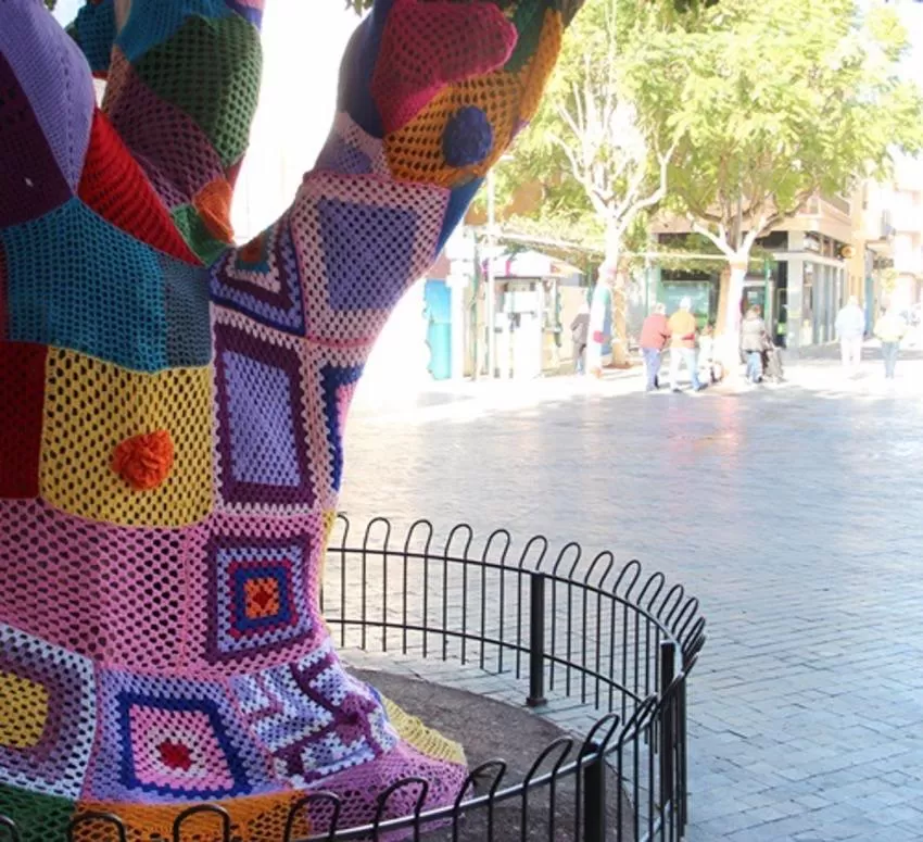 Vecinas de Beniel decoran con ganchillo la plaza Ramón y Cajal