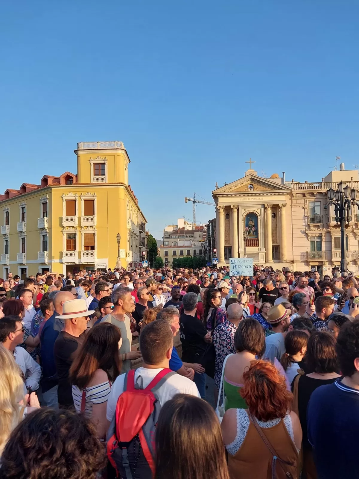 Vecinos del barrio del Carmen se concentran en el Puente Viejo para pedir que no se reabra al tráfico privado