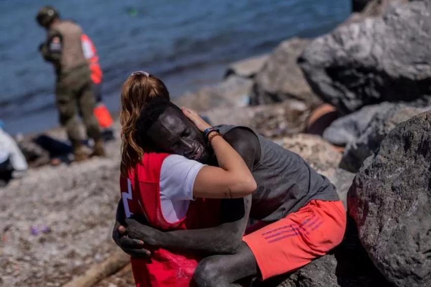 La voluntaria de Cruz Roja que consoló a un migrante en Ceuta borra sus redes por ataques