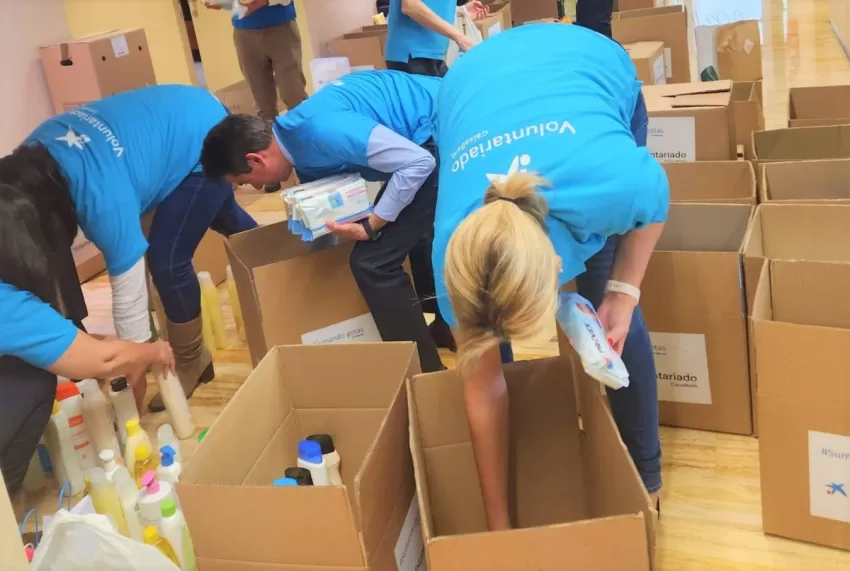 Voluntarios de CaixaBank en Murcia recogen 300 kilos de material para los afectados por el terremoto de Turquía y Siria