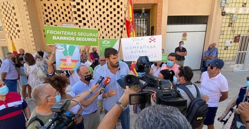 VOX se manifiesta en Roldán con parte de los vecinos por el aumento de la delincuencia