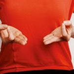 Bienestar espiritual a través de la práctica del yoga con las manos 01