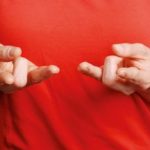 Bienestar espiritual a través de la práctica del yoga con las manos 02