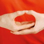 Bienestar espiritual a través de la práctica del yoga con las manos 04