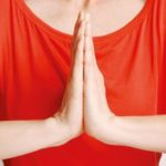 Bienestar espiritual a través de la práctica del yoga con las manos 06