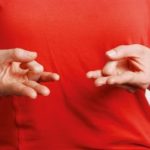 Tiro-de-su-dedo-anular-con-el-pulgar-y-lo-mantuvo-unos-segundos-06