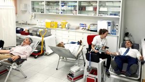 Gente donando sangre de forma voluntaria