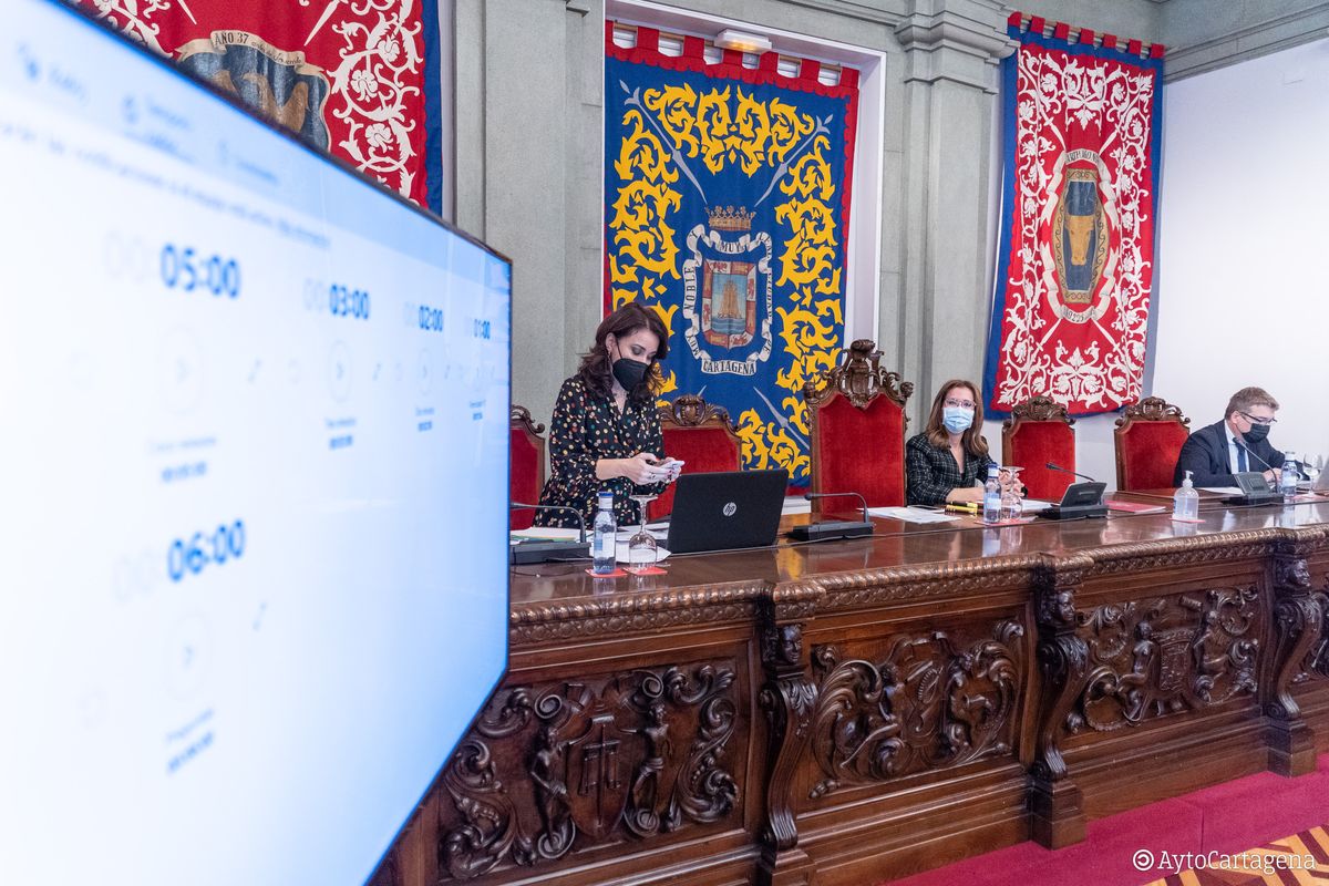 Sesión del pleno, con temporizador para controlar la duración de las intervenciones