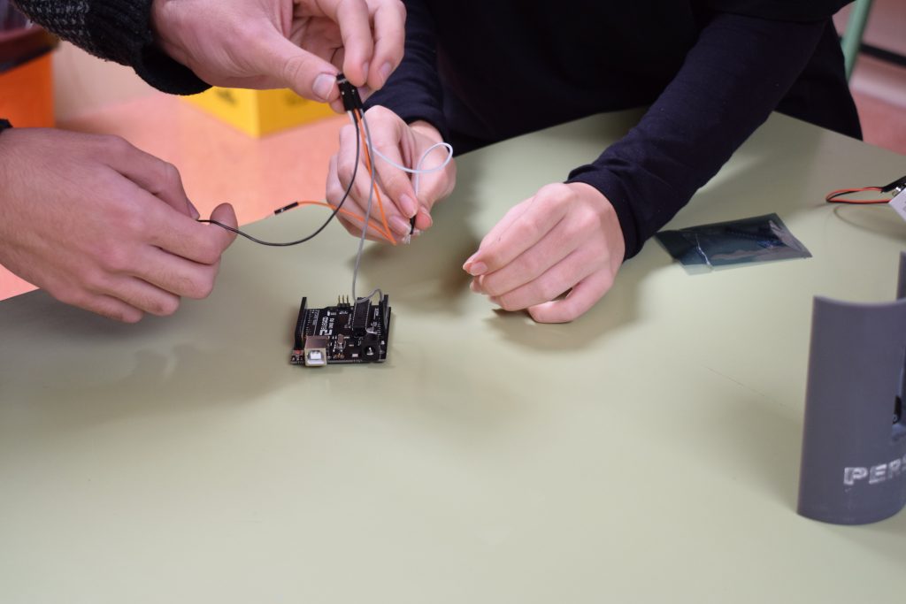 El equipo PerseoTeam trabaja en la construcción de su Cansat