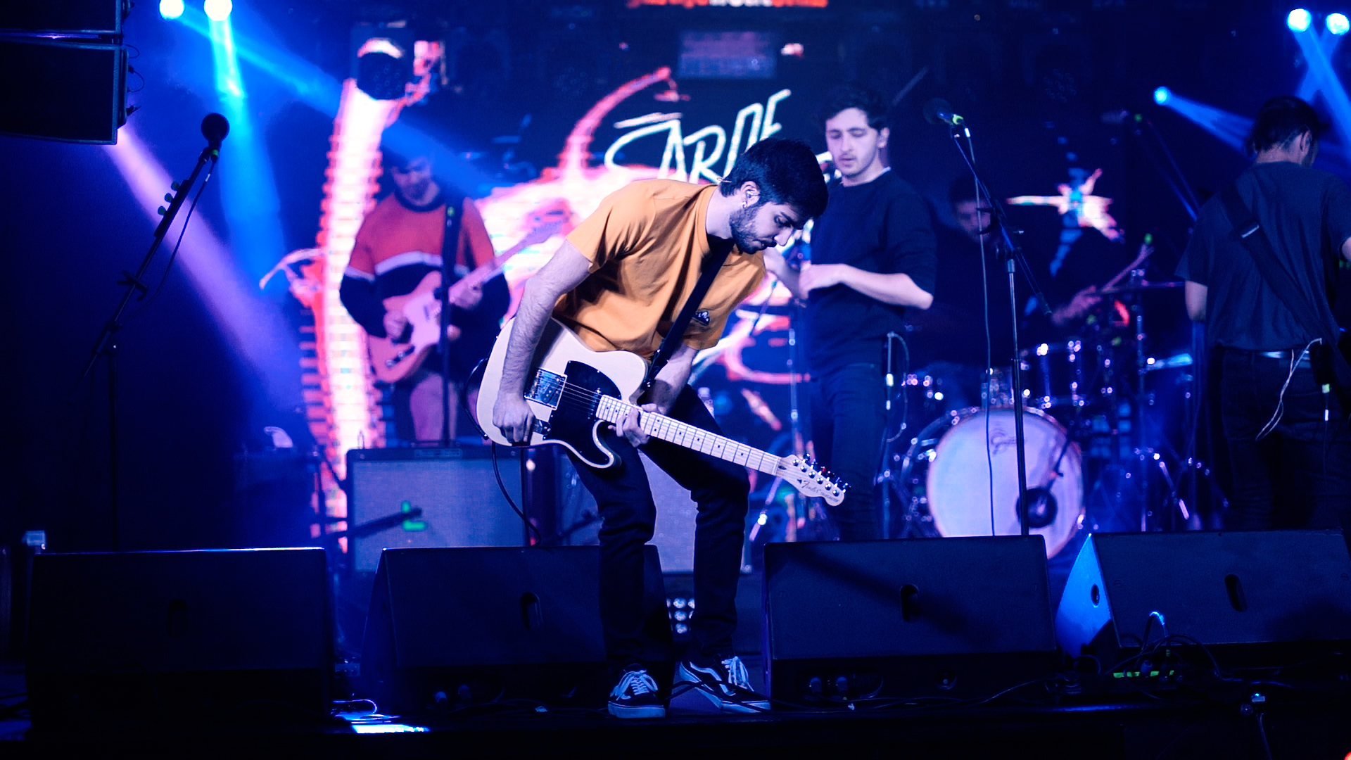 Dani tocando la guitarra durante un ensayo de Arde Bogotá