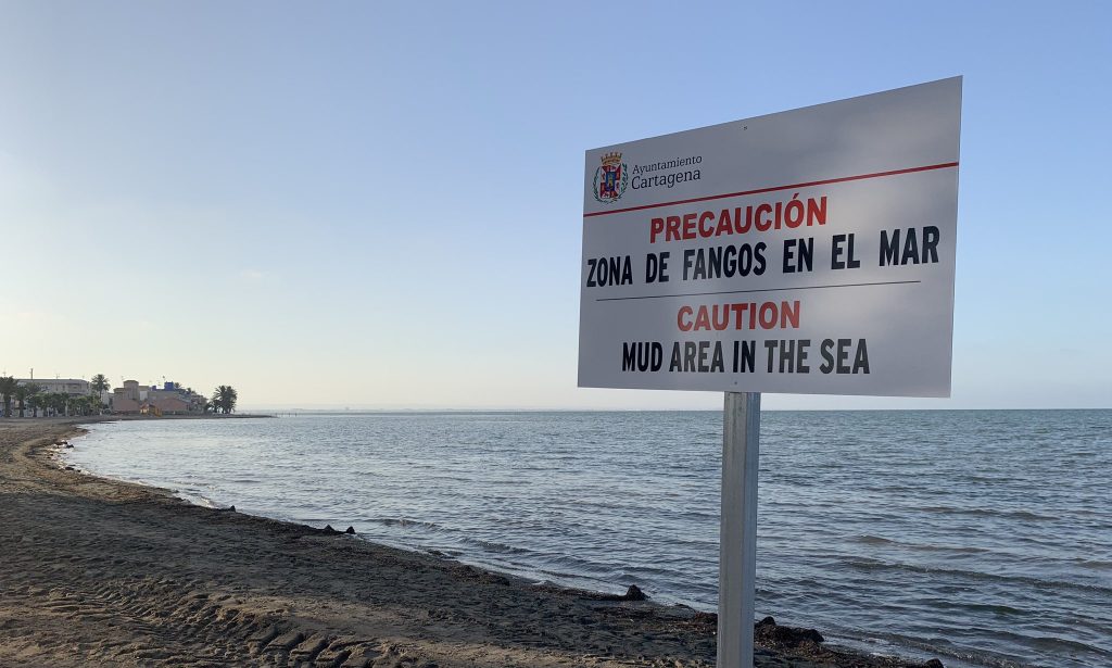 Cartel que alertaba de los fangos en el agua, el 2 de julio de 2020