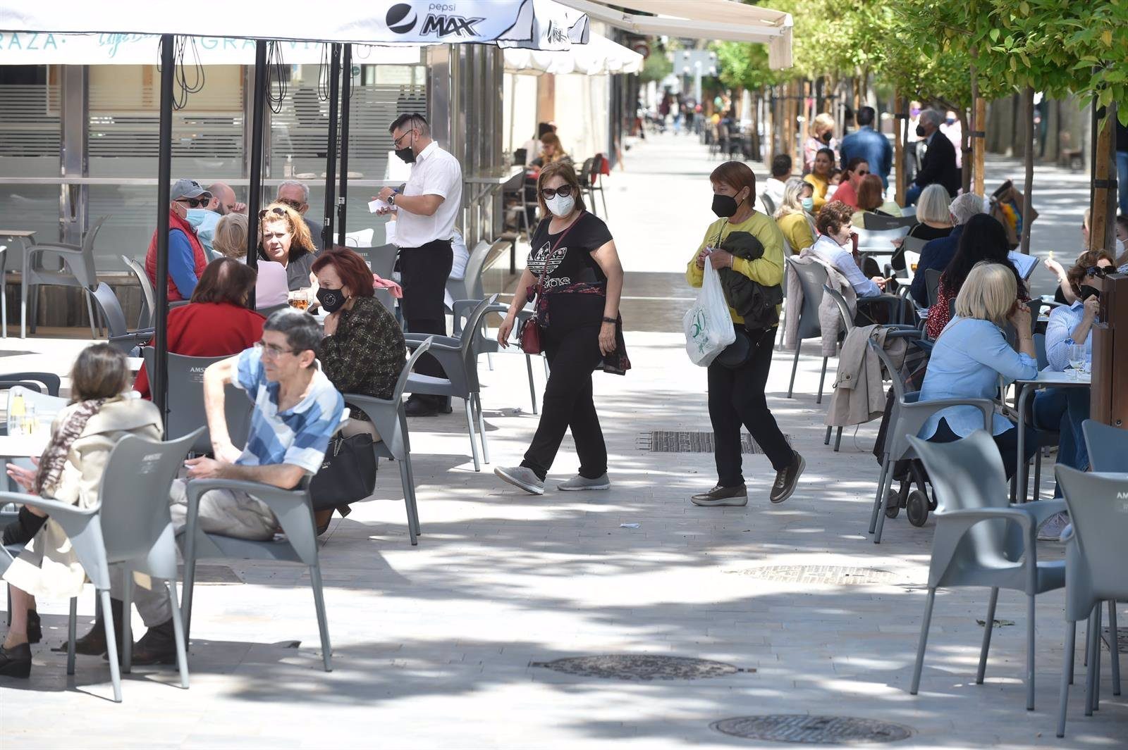 Salud amplia el horario de cierre de bares y restaurantes hasta la 1 y retoma los eventos multitudinarios
