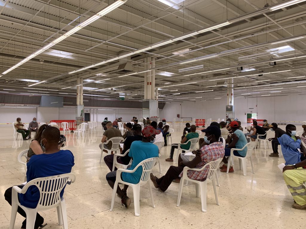 Personas descansan tras ser vacunadas contra la COVID-19 en Cartagena