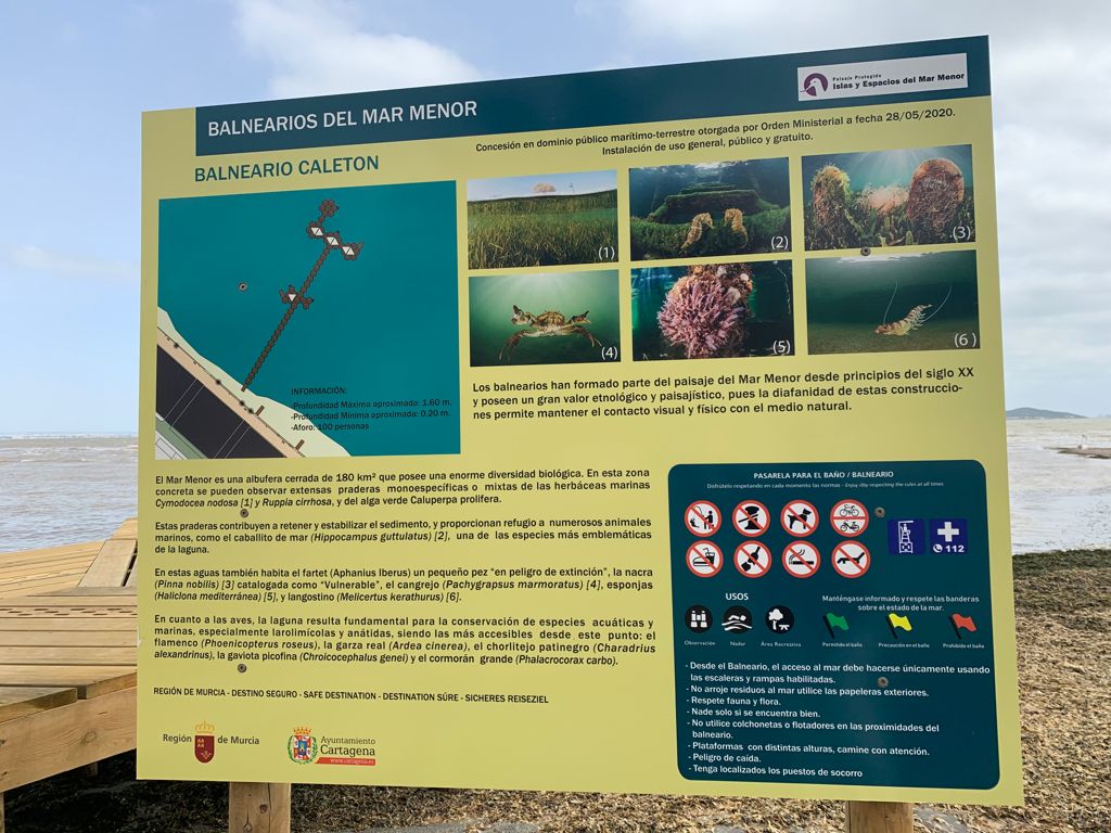 Cartel a los pies del Balneario Caletón, en Los Urrutias