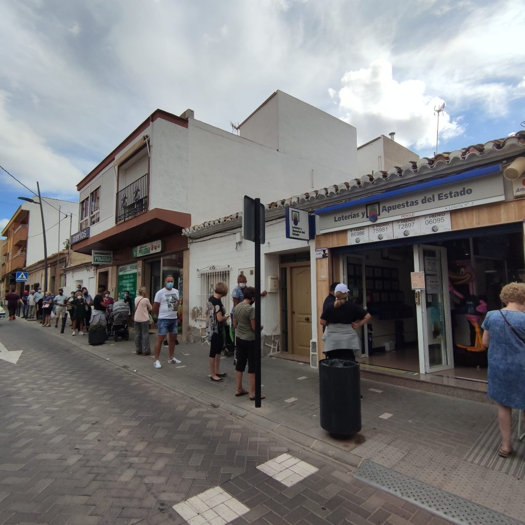 Fila de gente esperando a comprar lotería