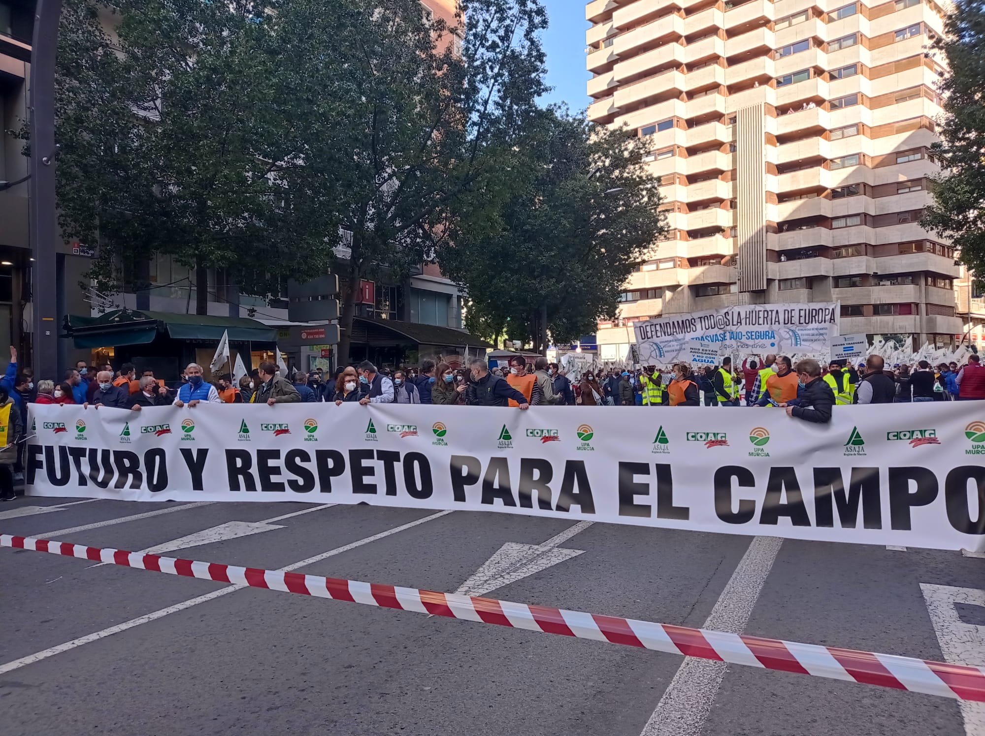 Pancarta en la manifestantes en la concrentración en defensa de la Agricultura