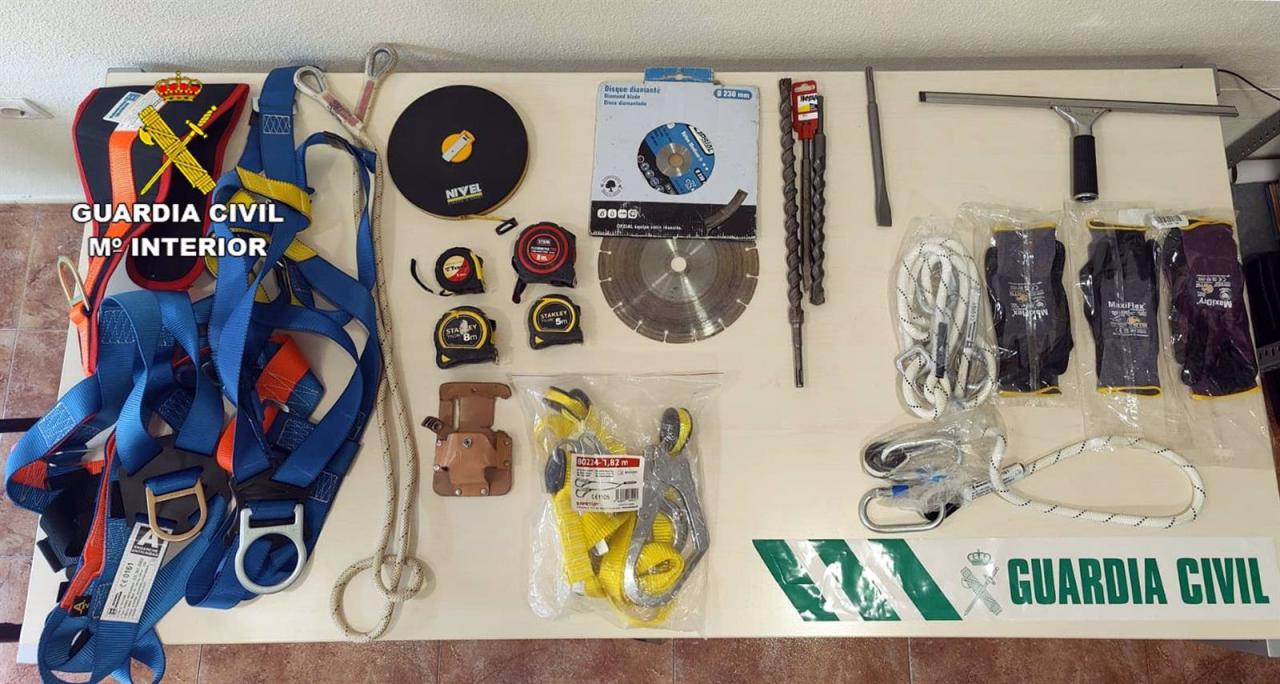 Guardia civil detiene en archena al presunto autor de robos de materiales usados en la rehabilitacion de un puente