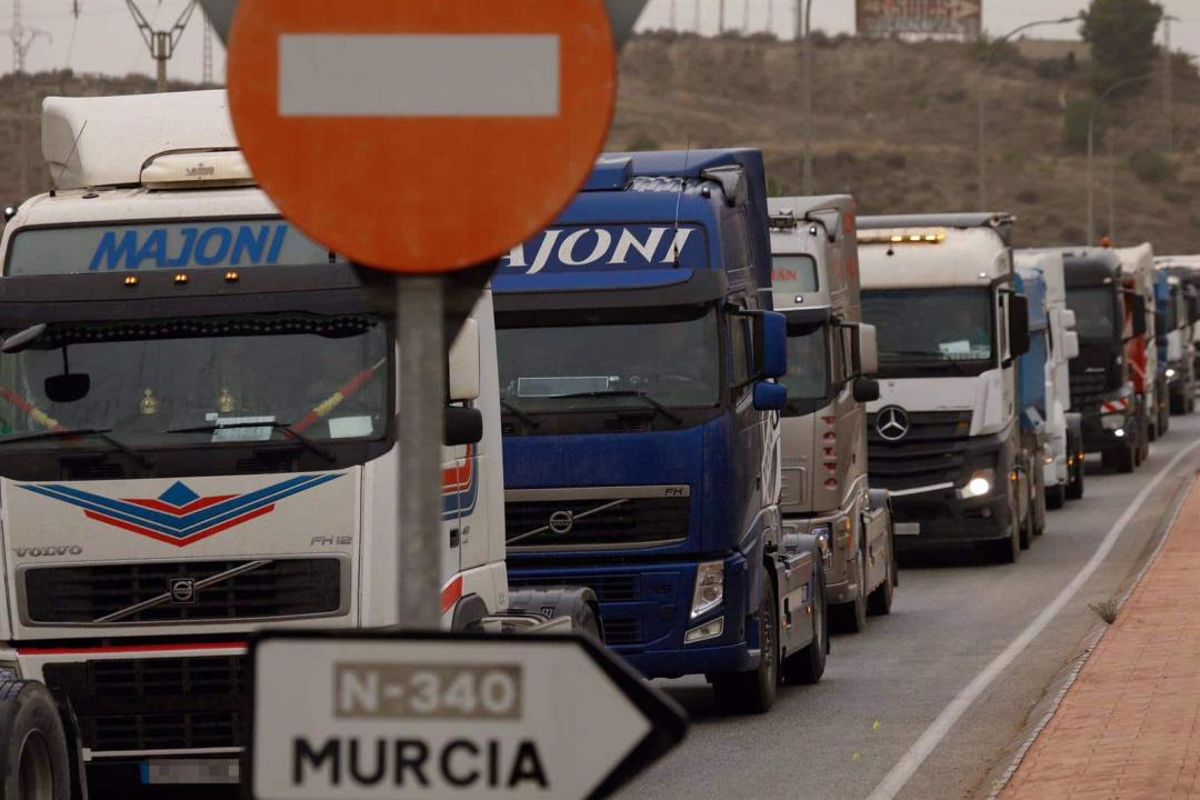 La caravana de camiones provoca retenciones en la circunvalacion de la ciudad de murcia