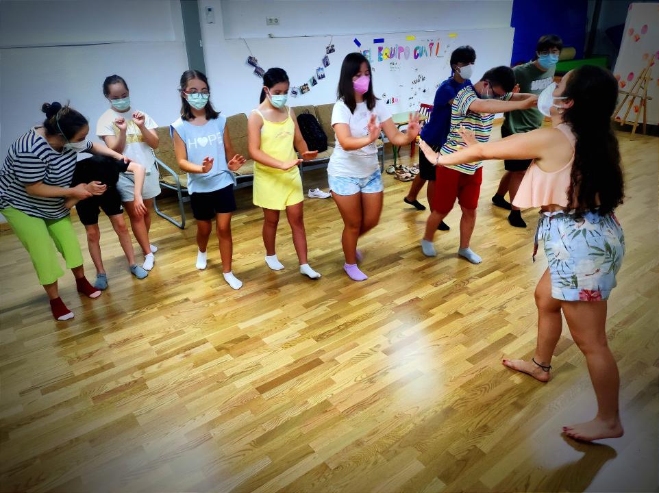 Geomara Sánchez indica a  sus alumnos en el baile para Assido