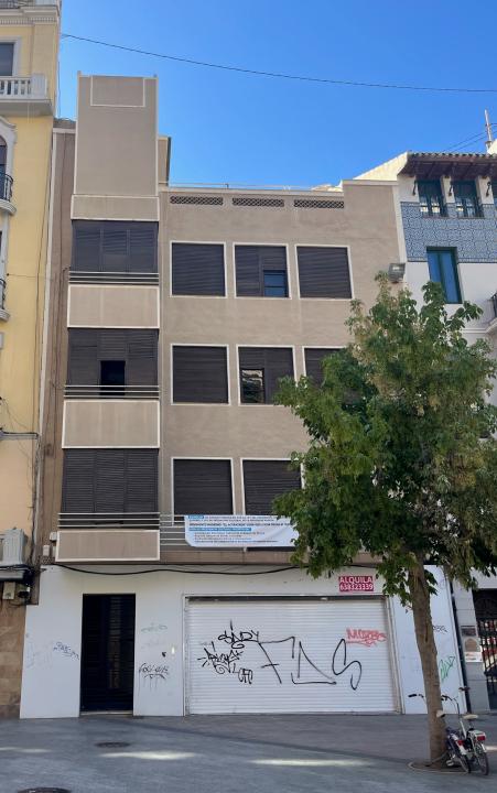 El Acorazado (plaza de Santo Domingo, 1935) diseñado por el arquitecto José Luis de León y Diaz-Capilla, es el más puro ejemplo de fachada de estilo racionalista en nuestra ciudad.