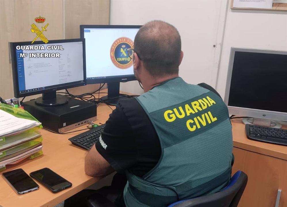 Investigan a una persona en murcia por una decena de estafas a traves de internet
