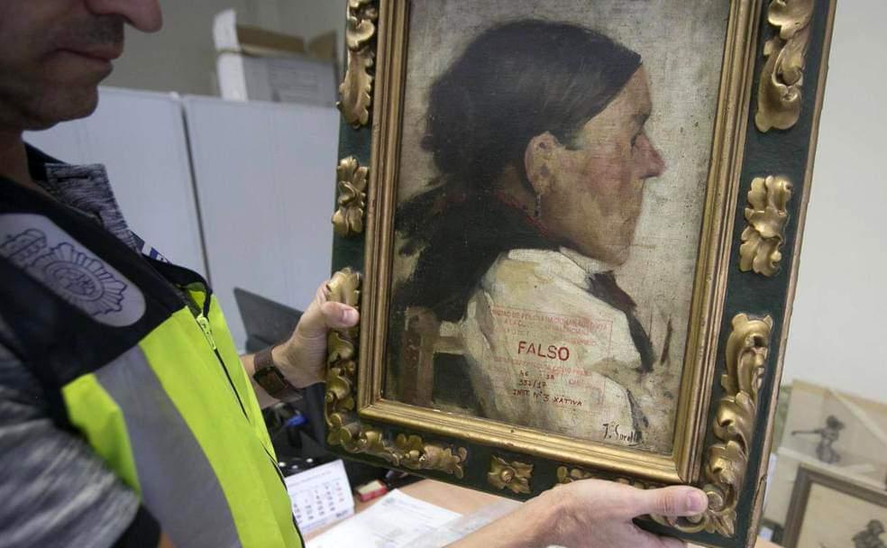 Obra falsificada y detectada por los grupos especiales de la policía con la marca que confirma que no es original.