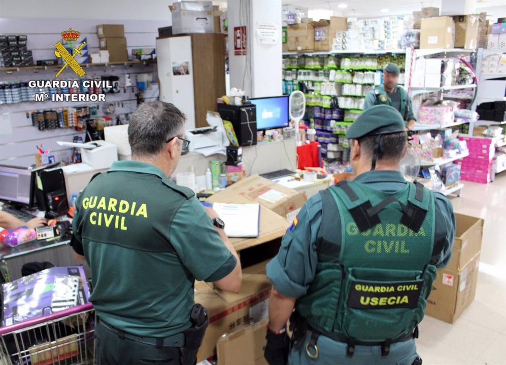 Investigadas siete personas por vender productos falsificados en bazares de murcia y el alto guadalentin