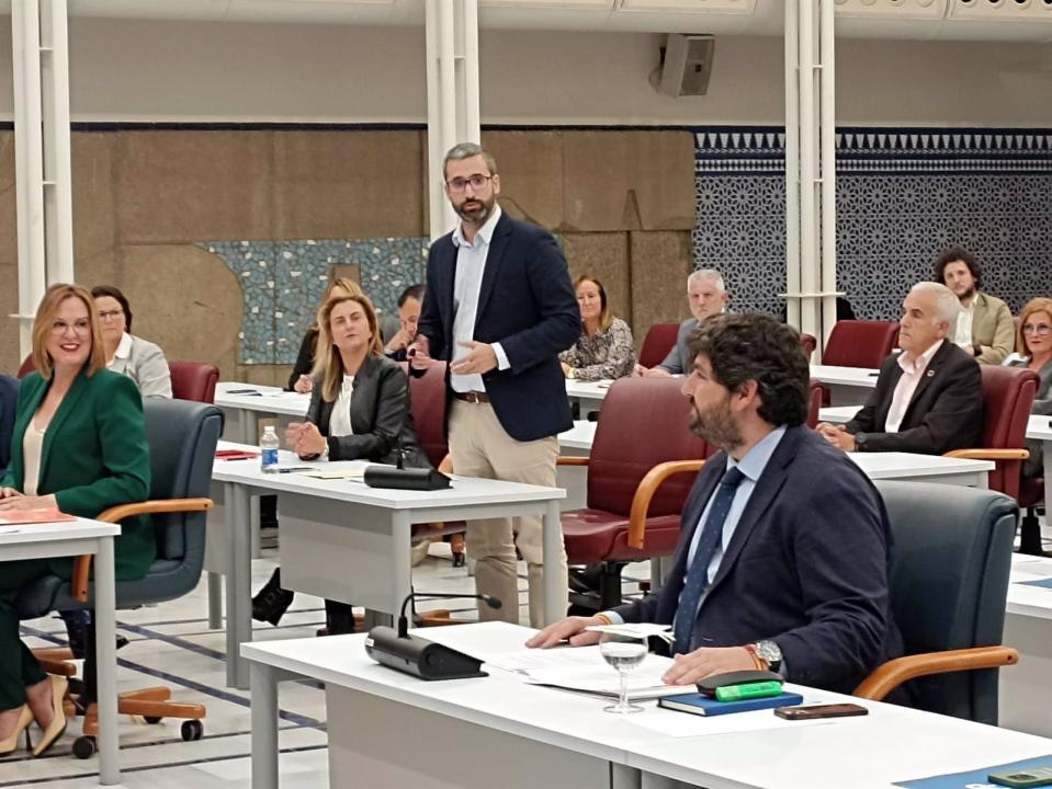 Lopez miras dispuesto a hablar con velez sobre el presupuesto si antepone los intereses de la region a los del psoe