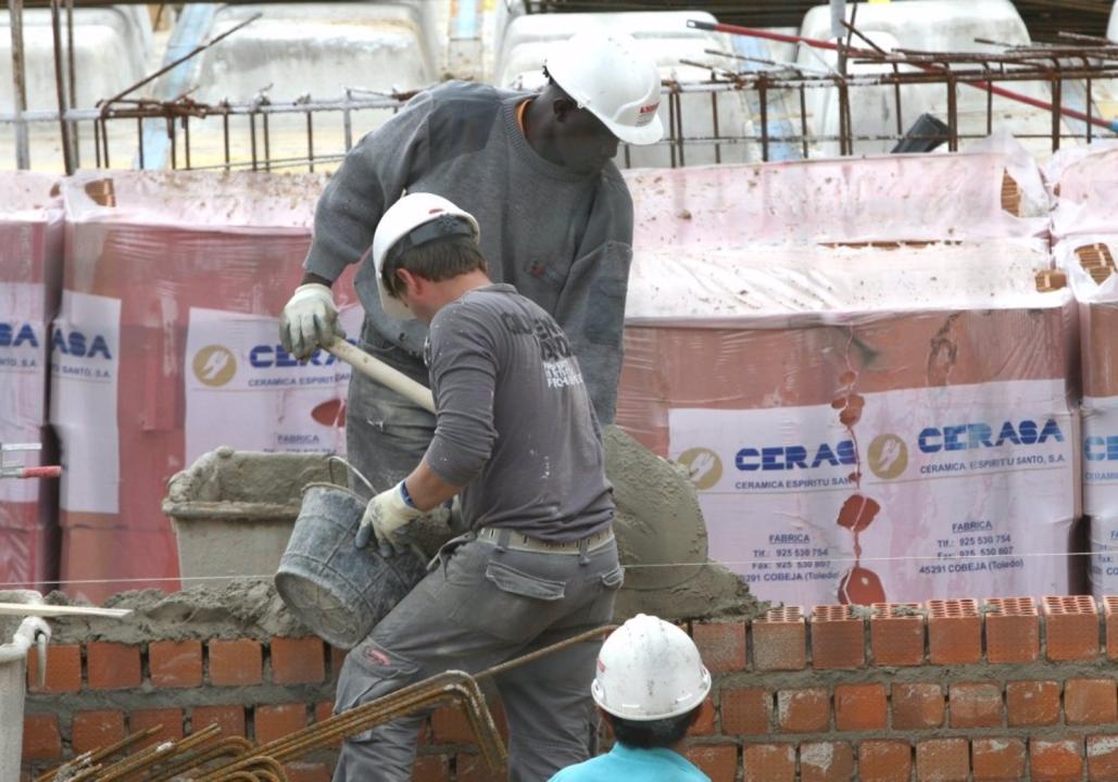 Agricultura y servicios aglutinan mas del 84 de los permisos de trabajo concedidos a extranjeros en la region en 2021