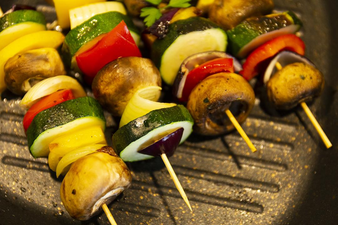 Brochetas de verduras, tapas veganas